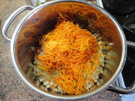 Теплый салат из белой фасоли