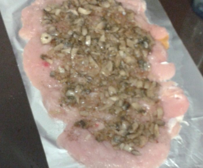 Куриный рулет с шампиньонами