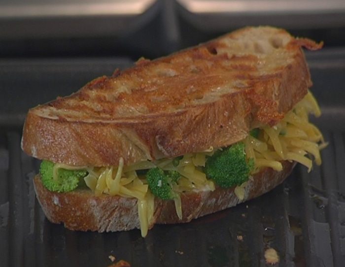 Бутерброд с брокколи и сыром 