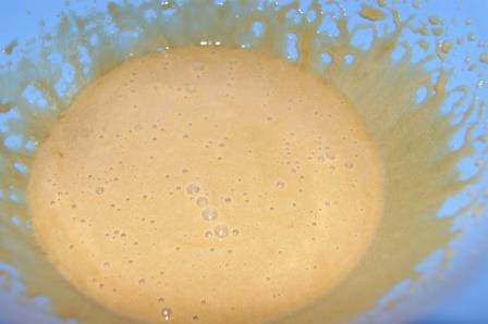 Пирог с кедровыми орешками и медовым заварным кремом