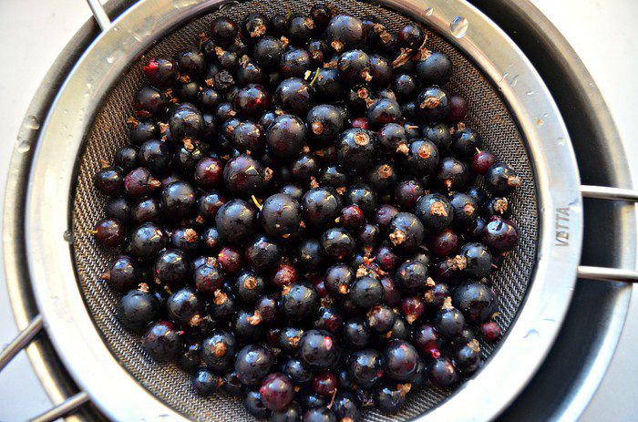 Творожное суфле с черной смородиной