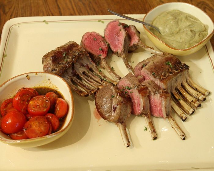 Бараньи ребрышки с баклажанным пюре и помидорами