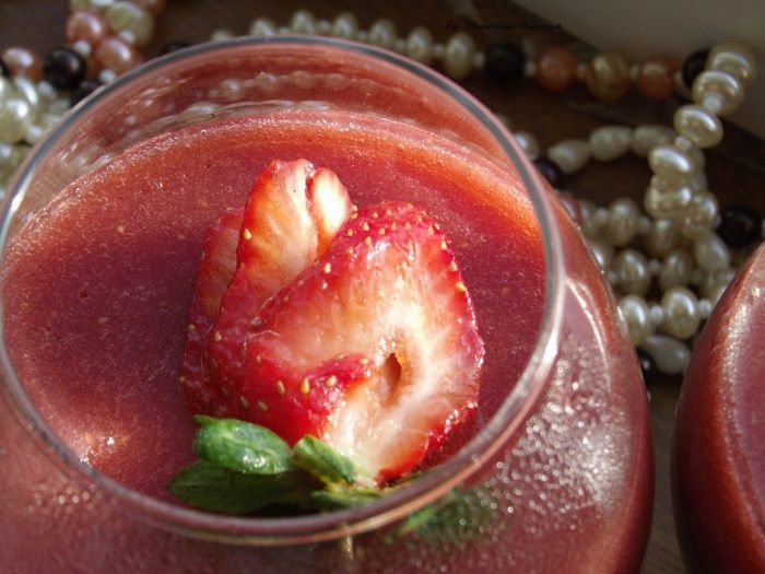 Шоколадный мусс с клубникой