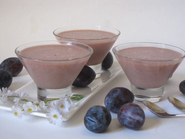 Суфле из слив со сгущенным молоком