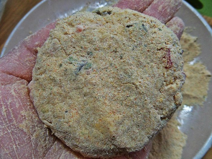 Фасолевые котлетки с колбасками