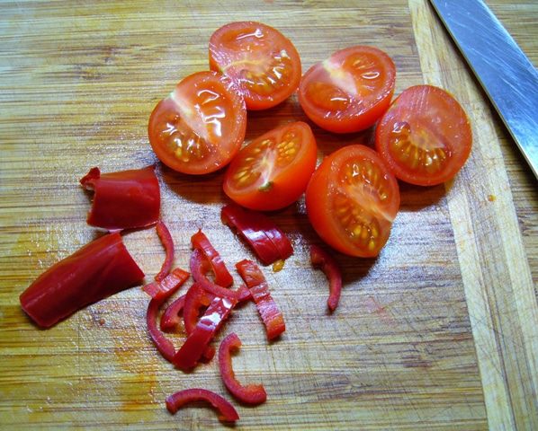 Салат с маринованной тыквой и помидорами черри