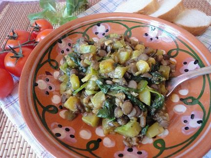 Чечевица в морковном соке с кабачками