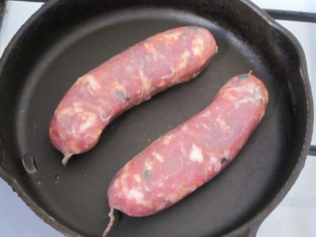 Свиные колбаски с чечевицей