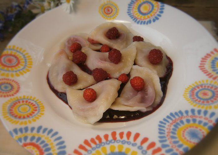 Вареники с вишней и ягодным соусом