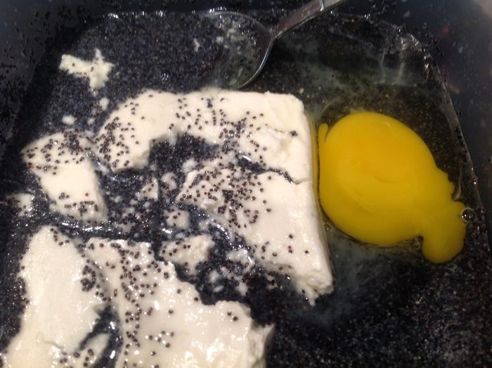 Сливовый пирог с маковой начинкой