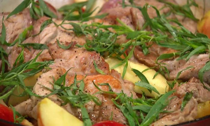 Свинина с яблоками, шалотом и тархуном