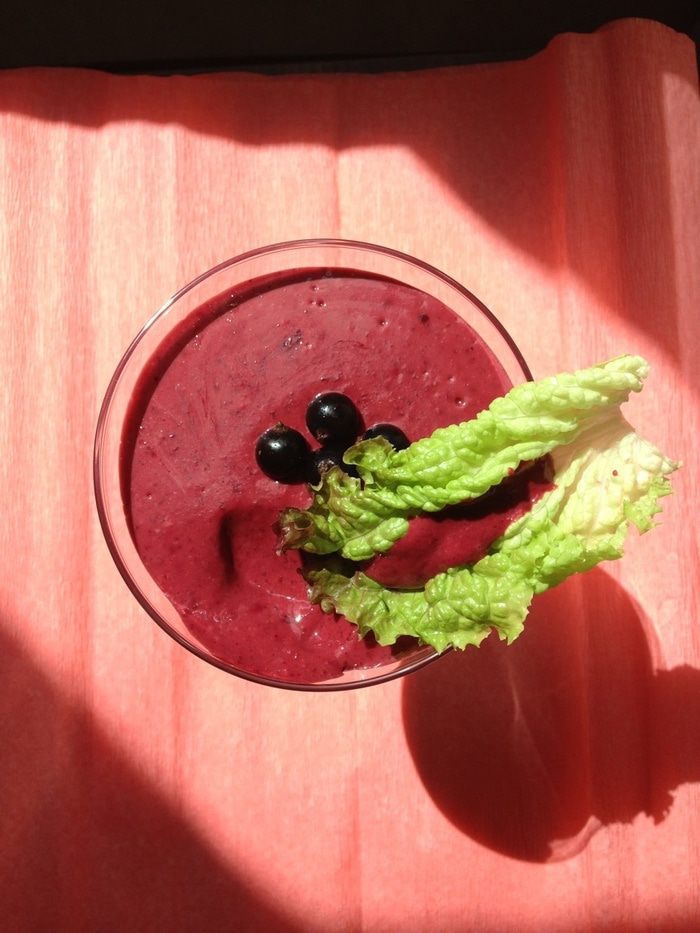 Салат с пармезаном, кедровыми орешками и черной смородиной