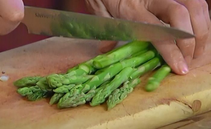 Спаржа с грибами и беконом под сырной корочкой