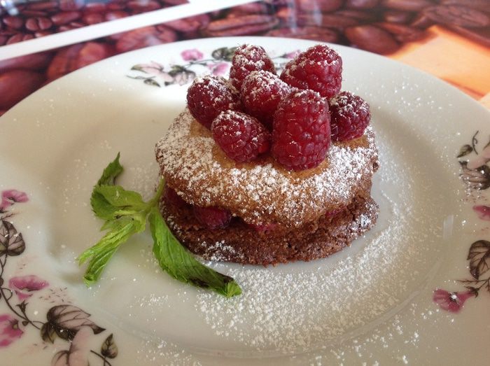 Миндальные пирамидки с малиной