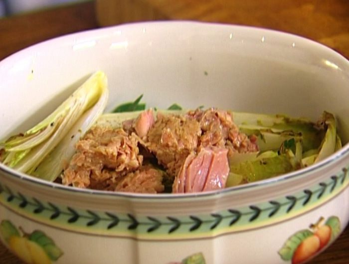 Салат из красной фасоли с тунцом и цикорием