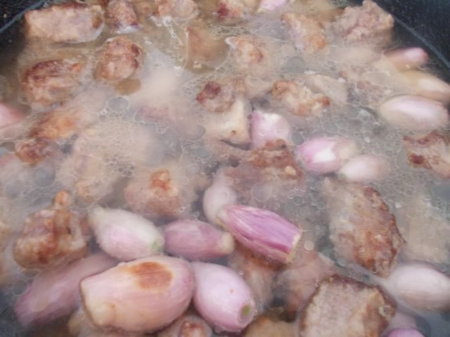 Соус из говядины с луком и шпинатом