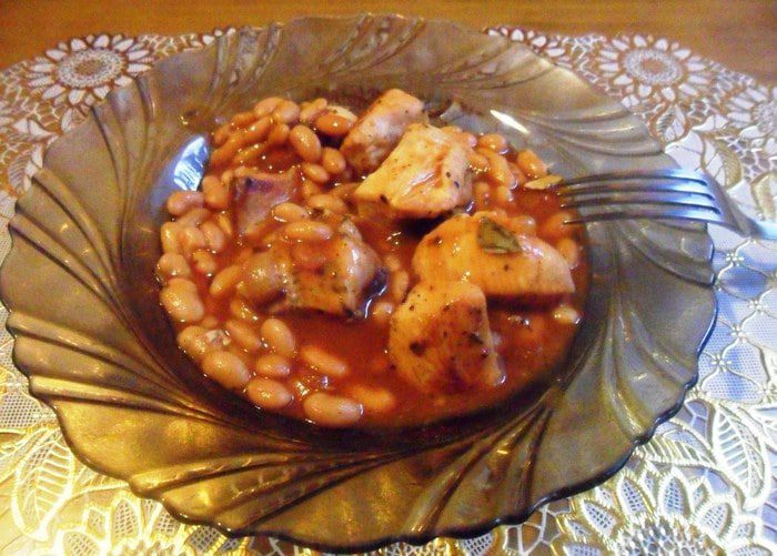 Куриное филе с фасолью в томатном соусе