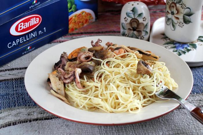 Капеллини с морским коктейлем и шампиньонами