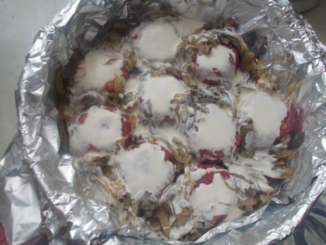 Розовые котлетки под сливочно-грибным соусом