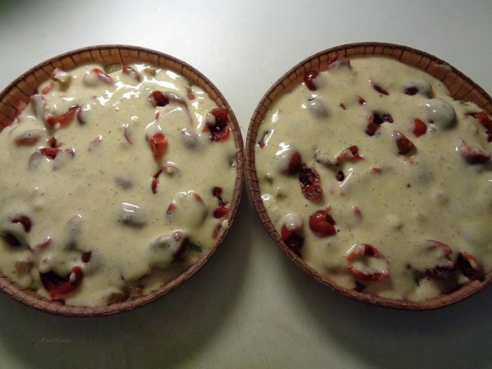 Шарлотка с ревенем, вяленой вишней и пряностями