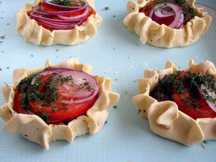 Форель с овощами в тесте