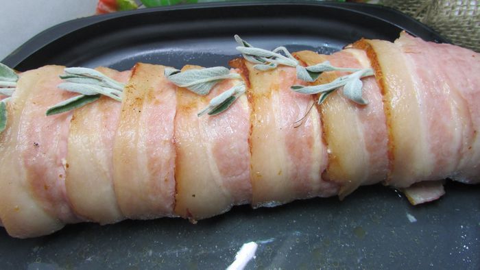 Куриный рулет с рикоттой и беконом