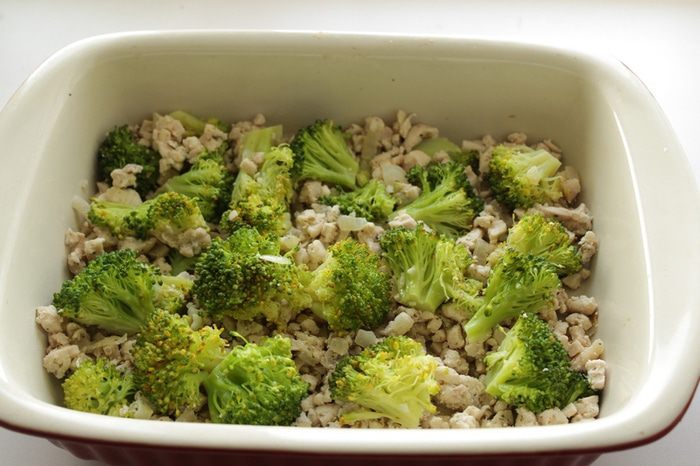 Гратен из макарон, куриной грудки и брокколи