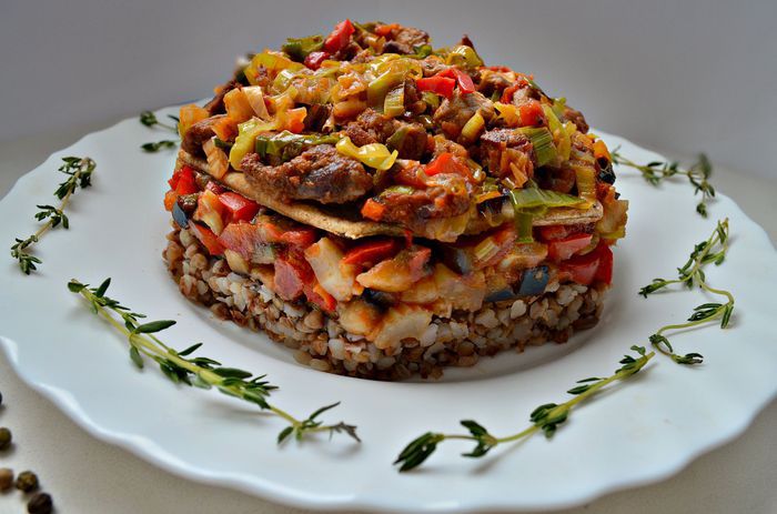 Мильфей с мясом, гречкой и овощами