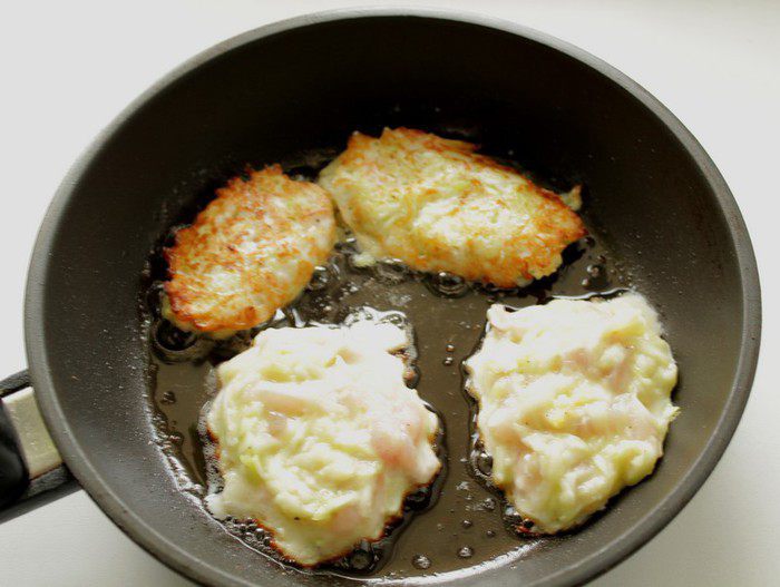 Оладьи с кабачком и курицей