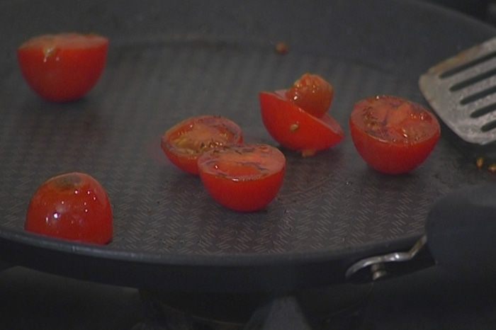 Сырные оладьи с беконом и помидорами 