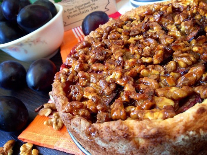 Сливовый пирог с ореховым крокантом