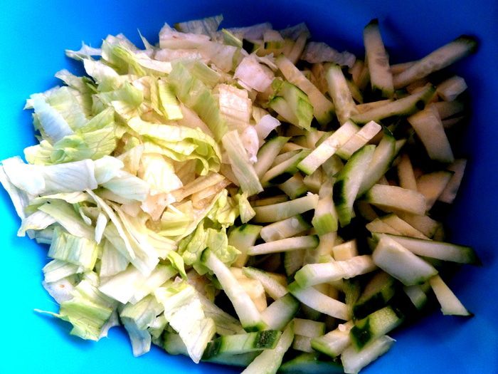 Сырный салат с оливками и авокадо