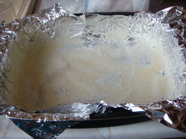 Шарлотка с яблоками и изюмом