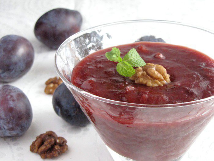 Сливовое варенье с бананами и орехами