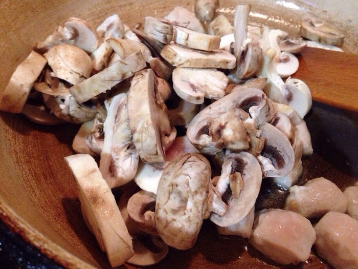 Фарфалле с индейкой и грибами