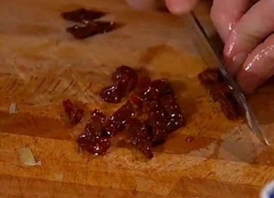 Салат из нута, артишоков и помидоров 