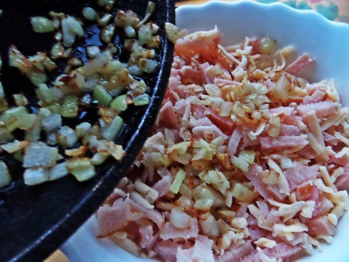 Блины с ветчиной, запечённые под сыром