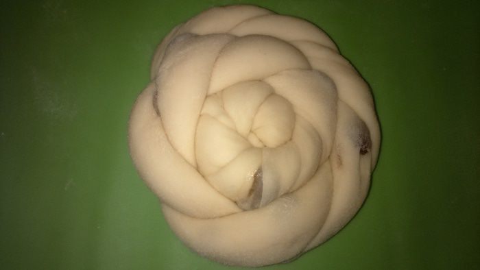 Сладкая булка с изюмом