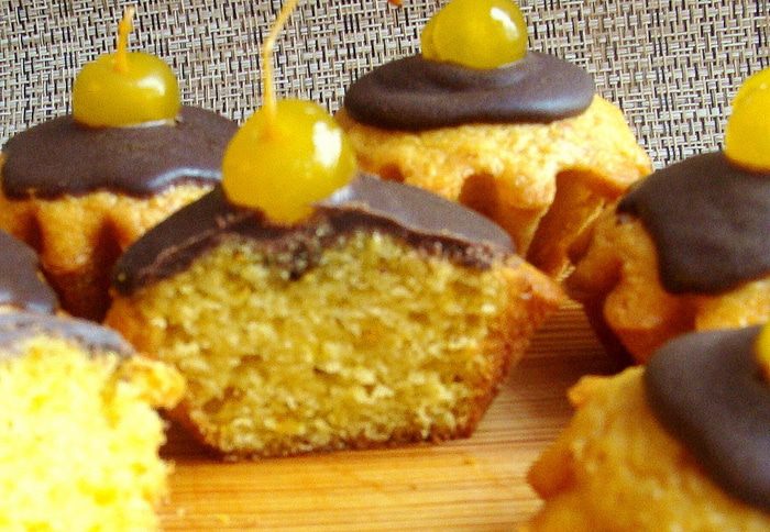 Мандариново-шафрановые кексы с шоколадной глазурью (постные)