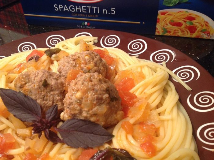 Спагетти с тефтельками с кедровыми орешками