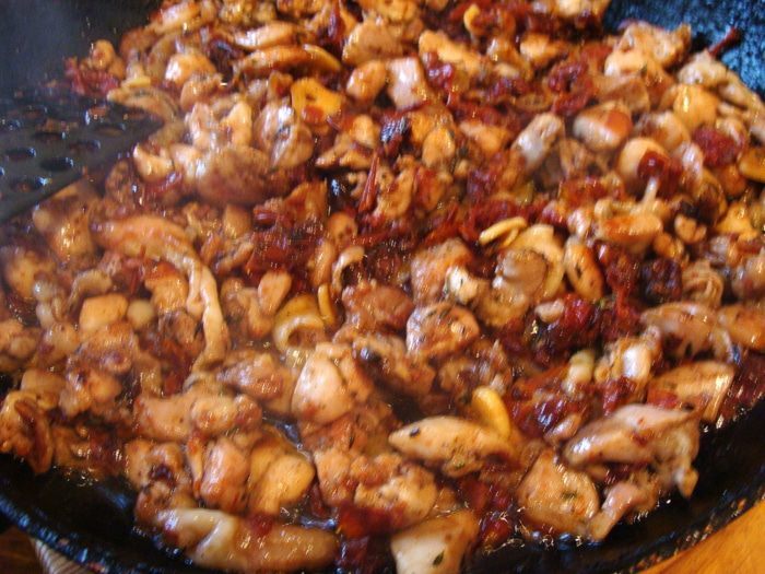 Пирог с курицей, песто, вялеными помидорами и моцареллой