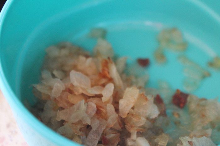 Хлеб с луком и вялеными помидорами