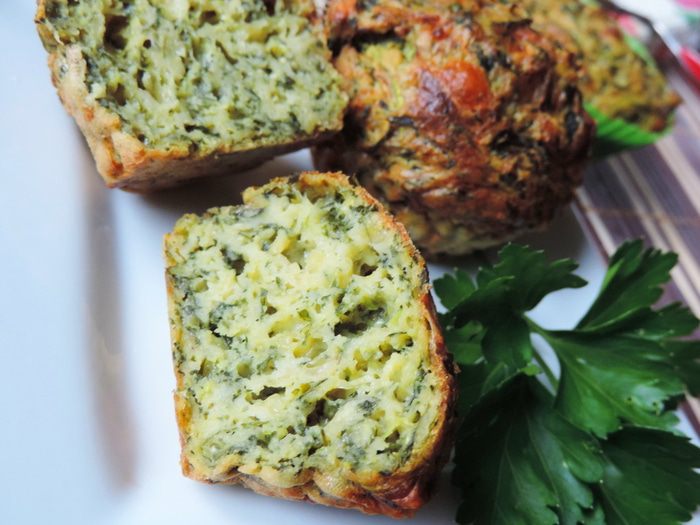 Закусочные кабачковые кексы с творогом, сыром и зеленью