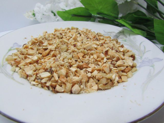 Конфеты из белого шоколада с орешками и цукатами