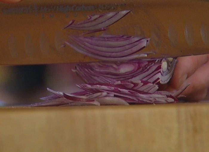 Салат с малиной и гренками с творожной начинкой 