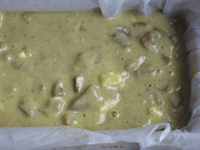 Закусочный кекс с баклажанами, сыром фета и песто