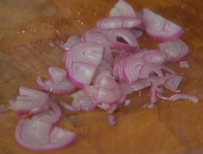 Салат из фасоли с беконом и сливами на гриле