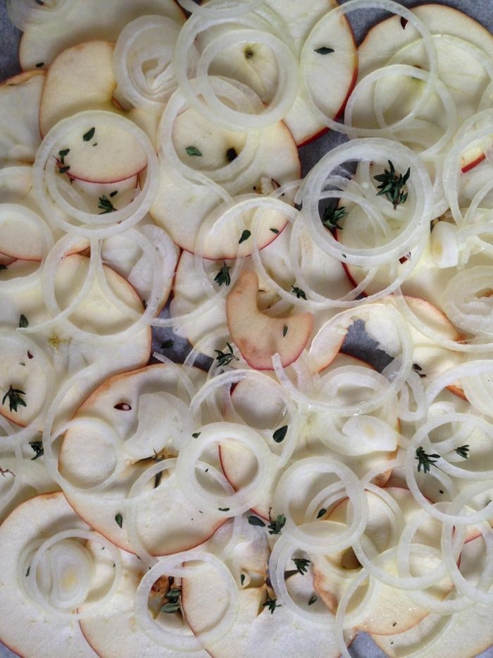 Запеченные перепела на яблочно-луковой подушке