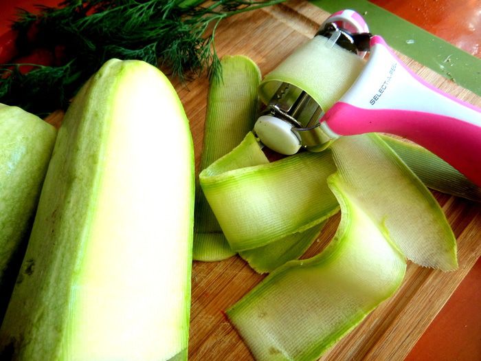 Маринованные роллы из молодых кабачков