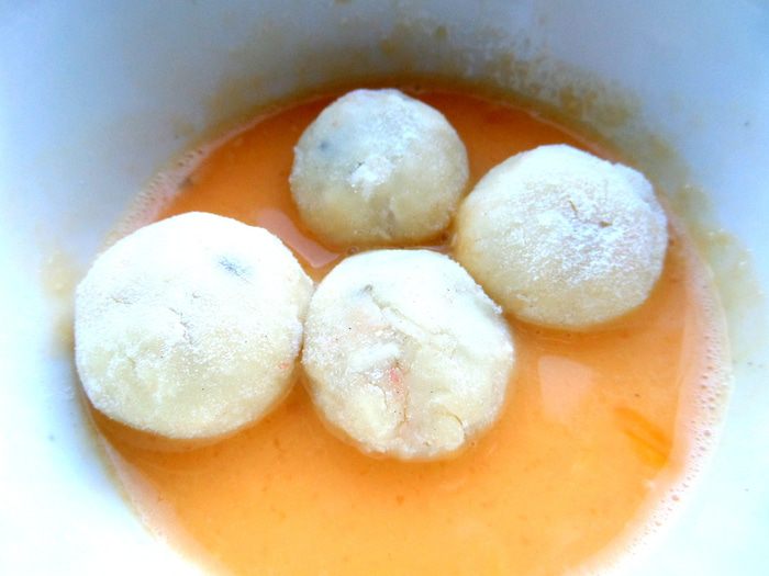 Сырная закуска-шарики в томатном соусе